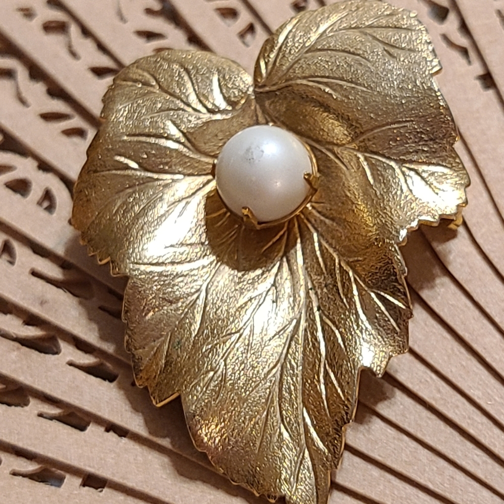 Classic Brooch Pin - Picture 3 of 13